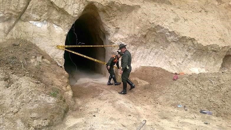 extrayendo arena de forma ilegal y causando daño al equilibrio ecológico