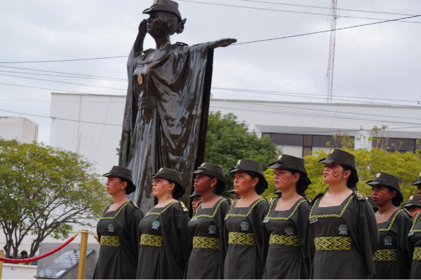 Parque de la Indígena del Distrito de Riohacha el monumento en honor a la mujer policía indígena