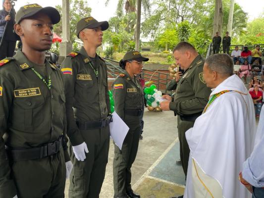 Mujeres y hombres que prestarán el servicio militar como auxiliares de policía en el Valle