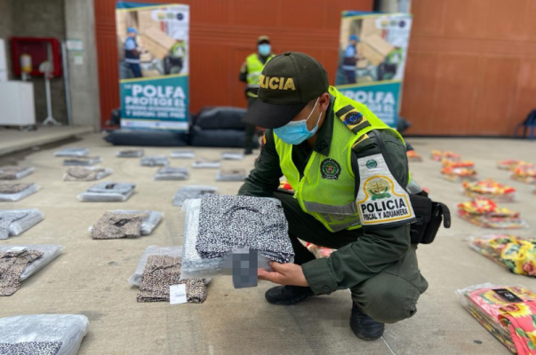 mercancía incautada-policía verificando