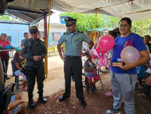 entrega de regalo día de la madre