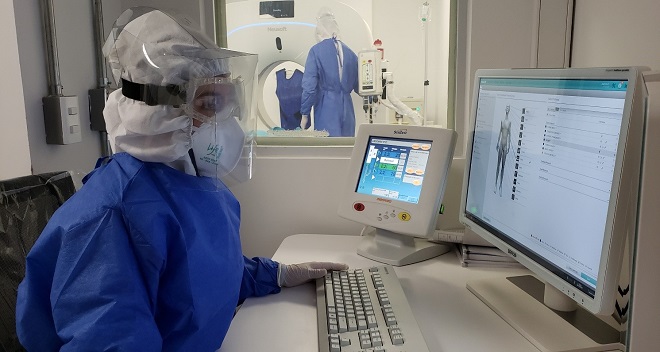 Medico frente al computador