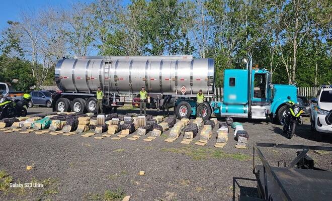 Vehículo inmovilizado-estupefacientes incautados-policías custodiando