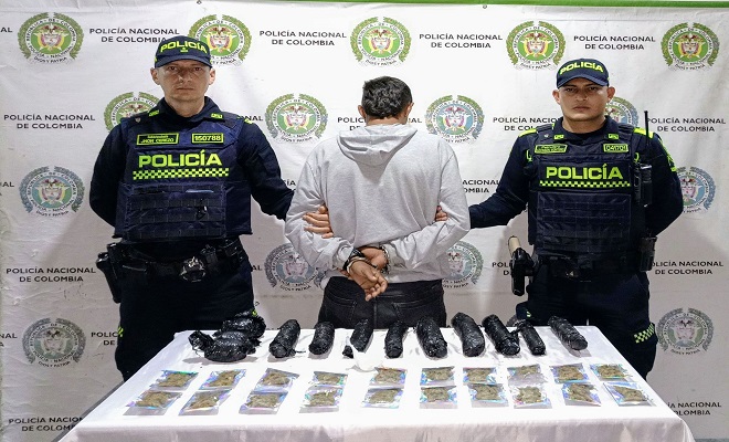 Con varios paquetes con marihuana fue capturado este sujeto