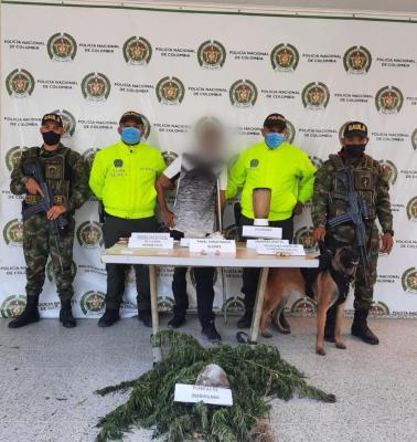 1 persona capturada-policías custodiando