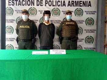 1 persona capturada-policías custodiando