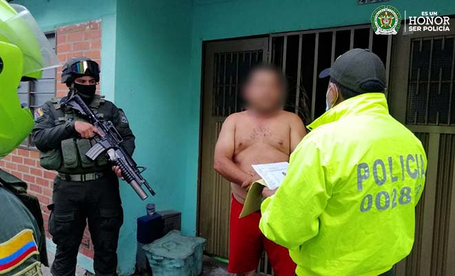 Policía dando información para evitar el abigeato