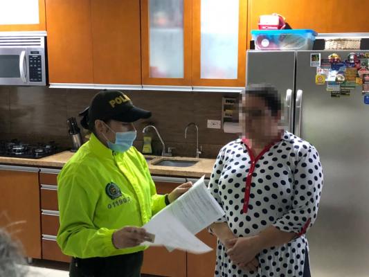 Policía leyendo derechos del capturado