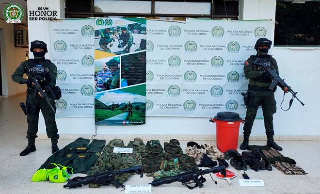 material de guerra incautado-policías custodiando 