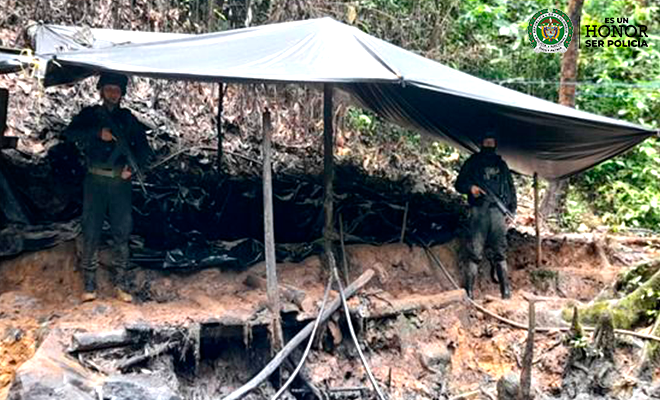 Policías desmantelando refinería 