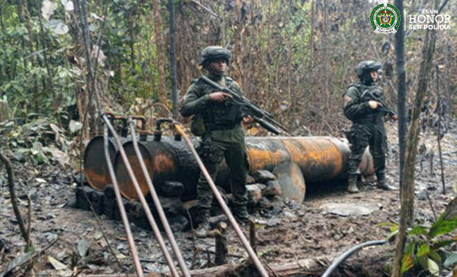 Policías desmantelando procesamiento ilegal de hidrocarburos