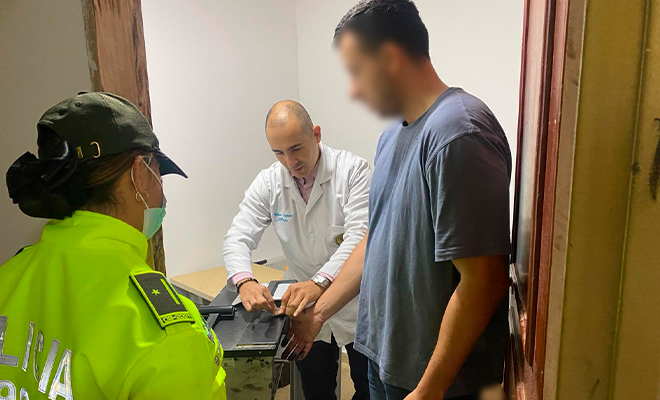 Toma huellas de capturado por desfalco a empresa estadounidense.