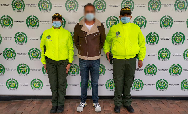 una persona capturada-policías custodiando