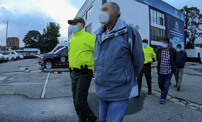4 personas capturadas-policías custodiando 