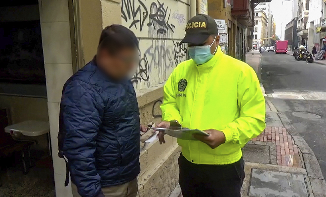 Policía leyendo derechos del capturado