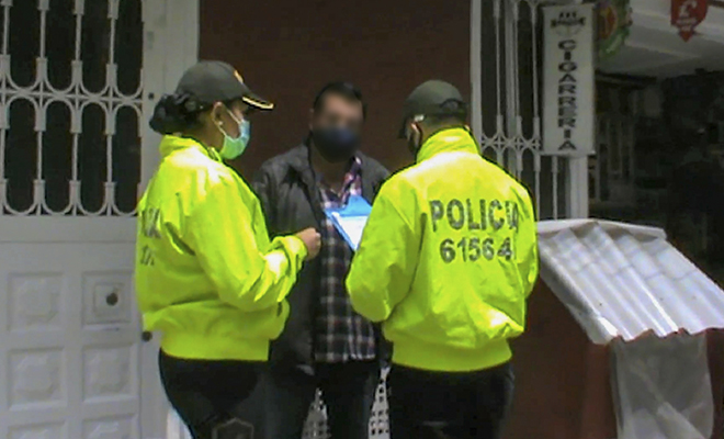 Policía leyendo derechos del capturado