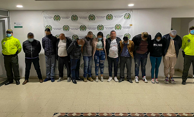 11 personas capturadas-policías custodiando