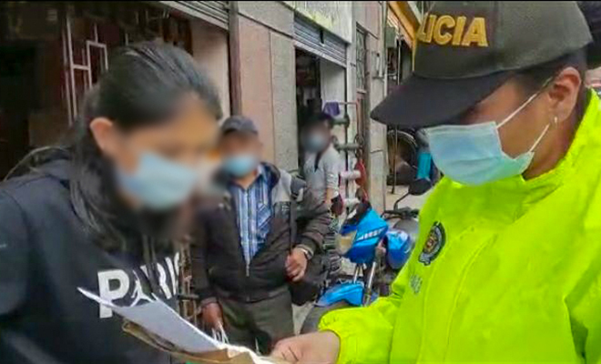 Policía leyendo derechos del capturado