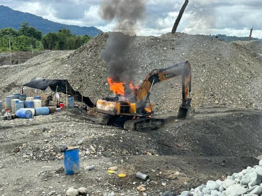 Maquinaria utilizada para la explotación ilícita de minerales fue destruida.