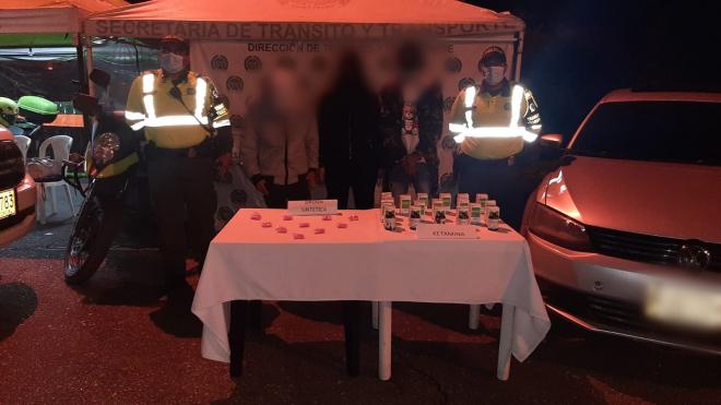 3 personas capturadas-policías custodiando