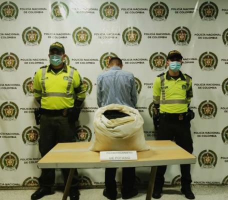 1 persona capturada-policías custodiando-alucinógeno incautado