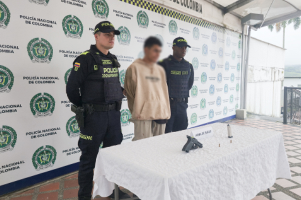 Dos policías y un capturado con un arma ilegal modificada en Pereira