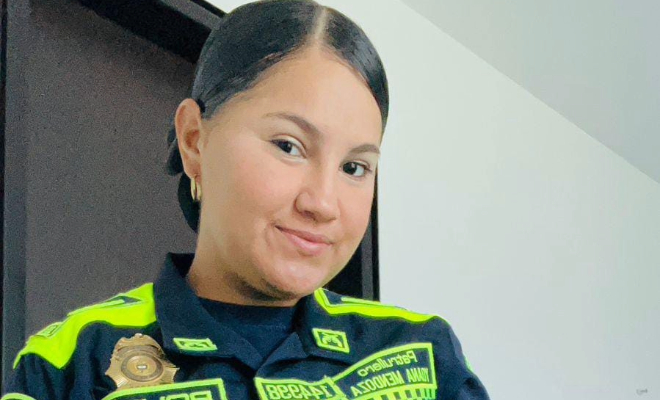 Orgullosa vistiendo el elegante uniforme que infunde respeto y autoridad