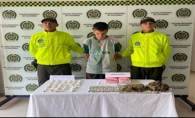 Persona capturada-policías custodiando