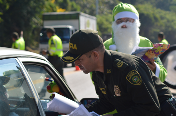Llegó el Papá Noel de la seguridad vial cargado de recomendaciones y regalos