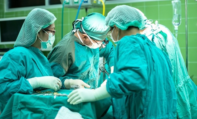 Médicos operando