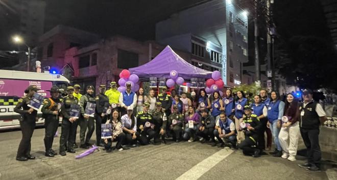 Con nuestra patrulla púrpura recorremos los establecimientos comerciales abiertos al público