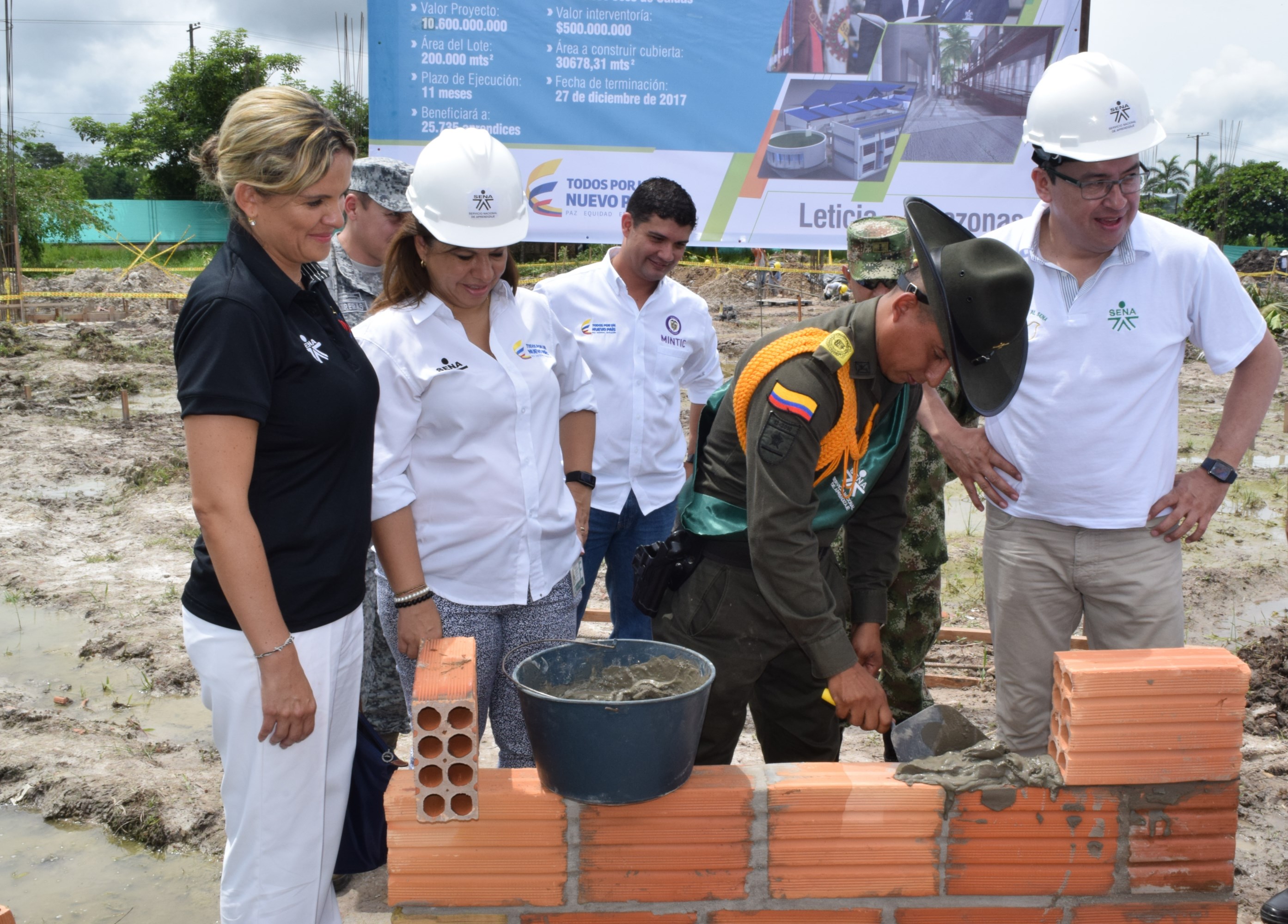 De la mano de las directivas del SENA participó de la ubicación del primer ladrillo para la nueva sede 