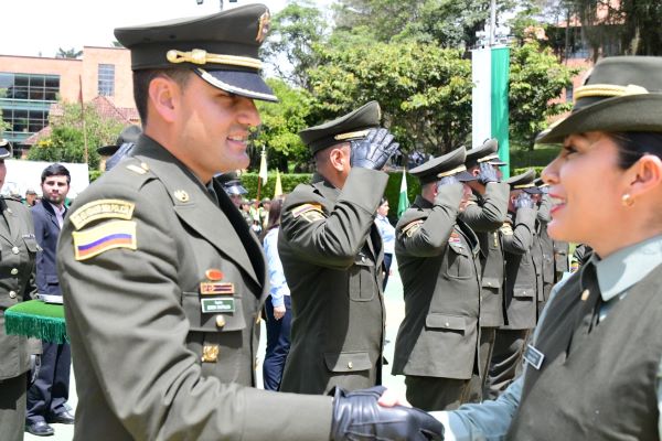 En la Escuela de Carabineros Provincia de Vélez, durante ceremonia especial fueron condecorados 64 policías