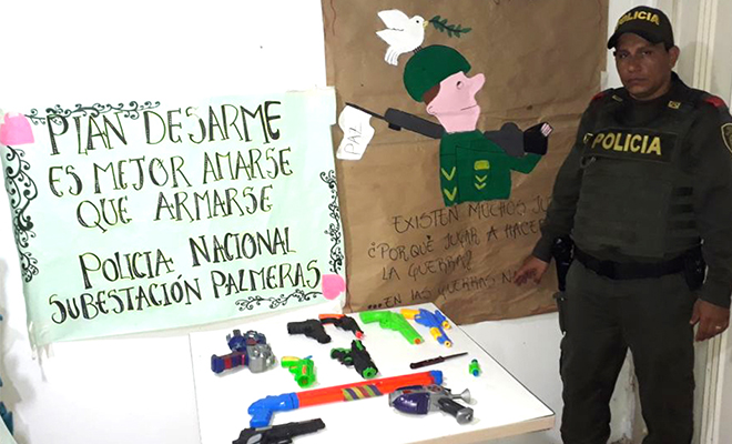 En-plan-desarme-infantes-del-Meta-entregaron-juguetes bélicos-a-cambio-de-cuadernos