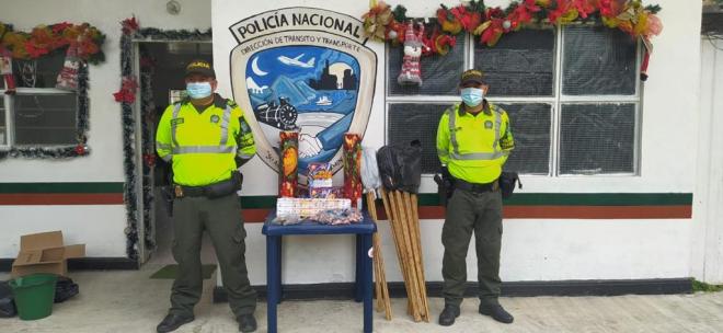 Pólvora incautada-policías custodiando