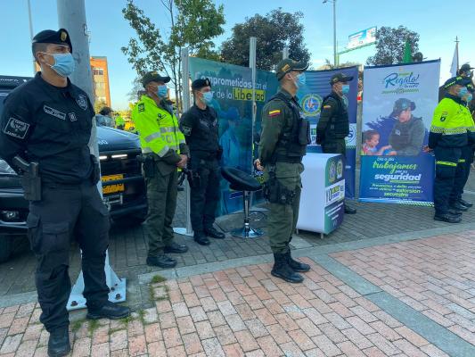 Policías formando en el lanzamiento del plan navidad