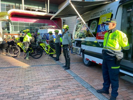 CAI móvil- policías formando