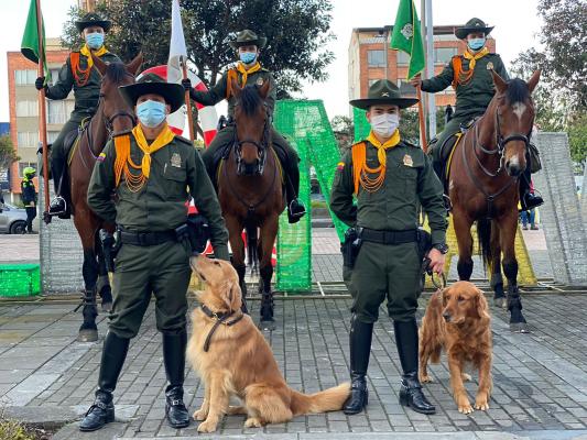 Carabineros montados a caballo-guías caninos