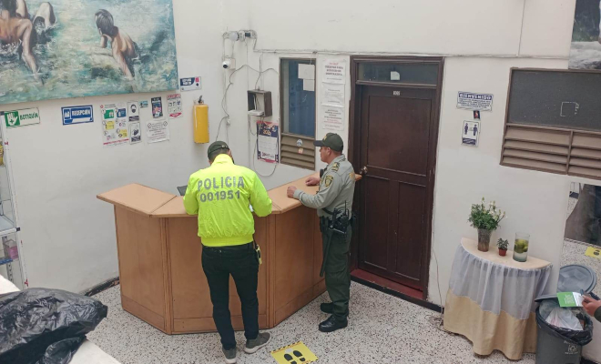 Policías haciendo campañas preventivas