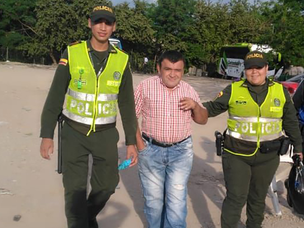 policia-colombia-manos-que-dan-amor-y-construyen-paz-neiva-patrullera-paola-silva