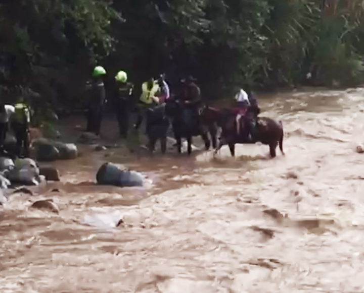 policia-colombia-rescata-boy-scout-valle-del-cauca-rio-guadalajara-buga