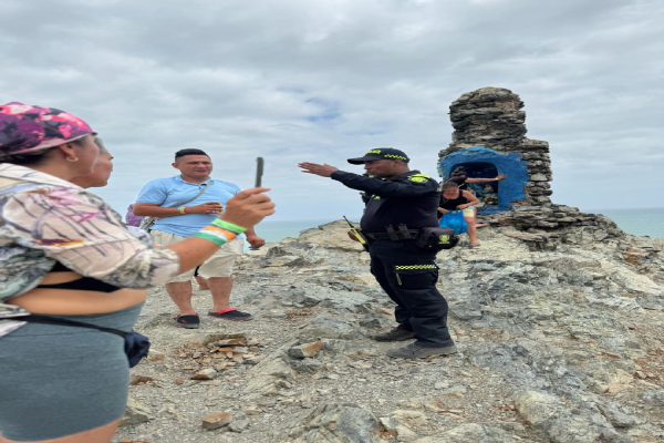 Policia con turistas