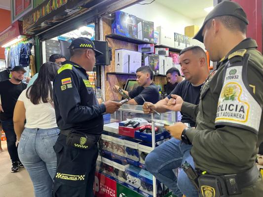 Capacitación a la ciudadanía sobre la importancia de adquirir y comercializar productos legales.