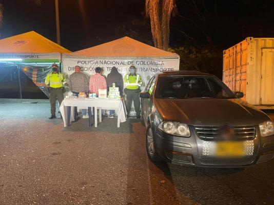 tres personas capturadas-policías custodiando-vehículo inmovilizado-alucinógenos incautados