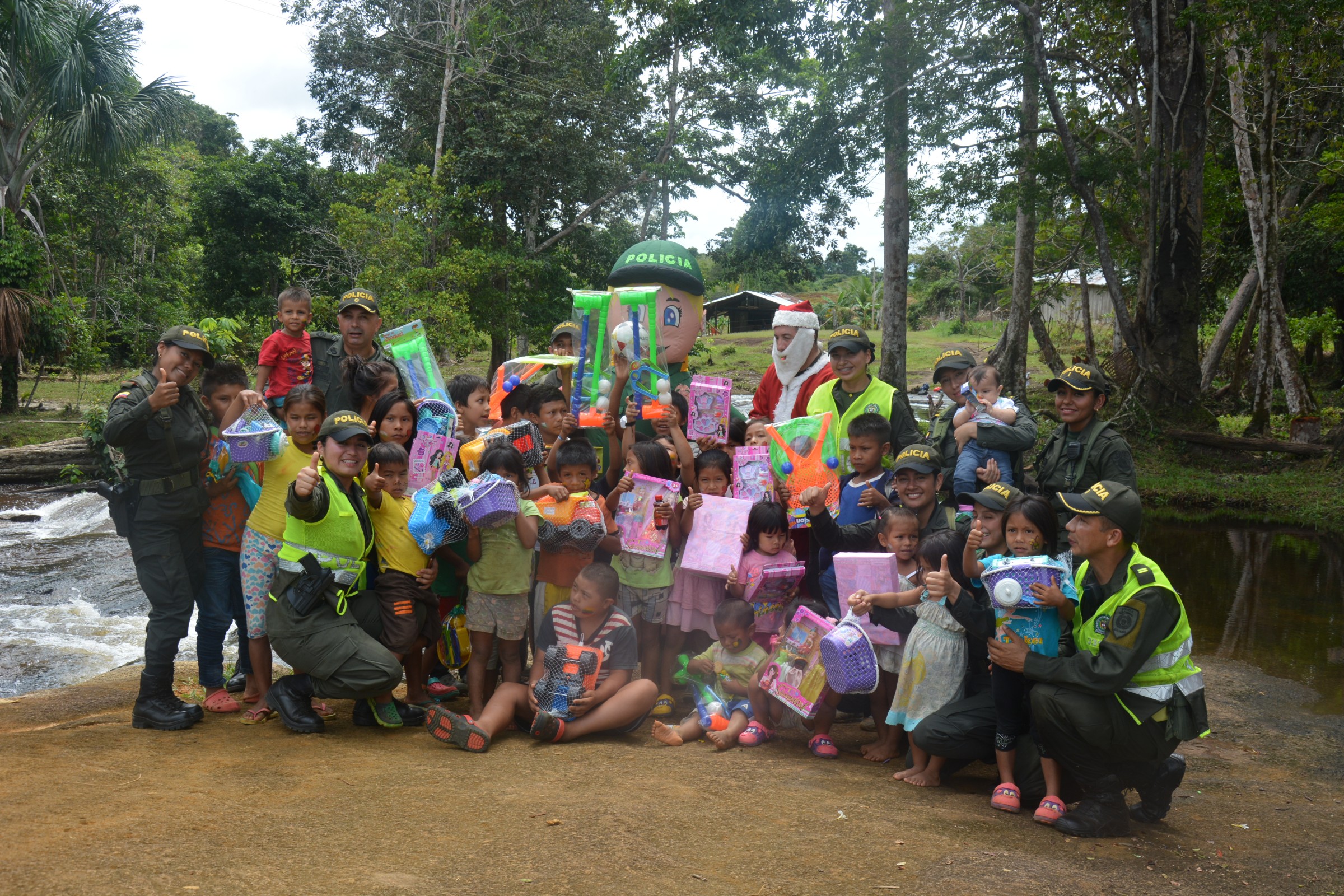 policia-mitu-navidad-indigenas