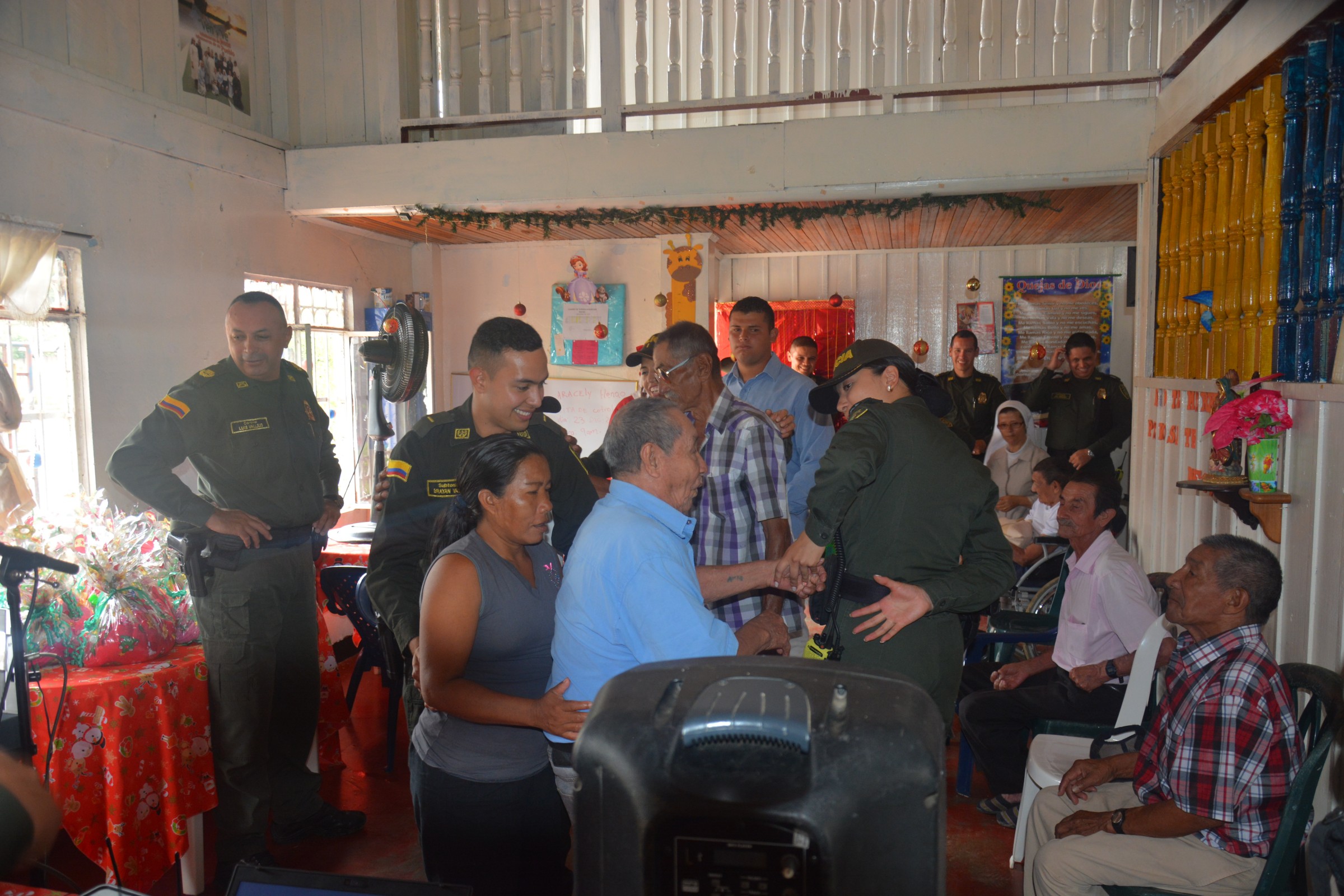 policia-mitu-vaupes-visita-abuelos-indigenas