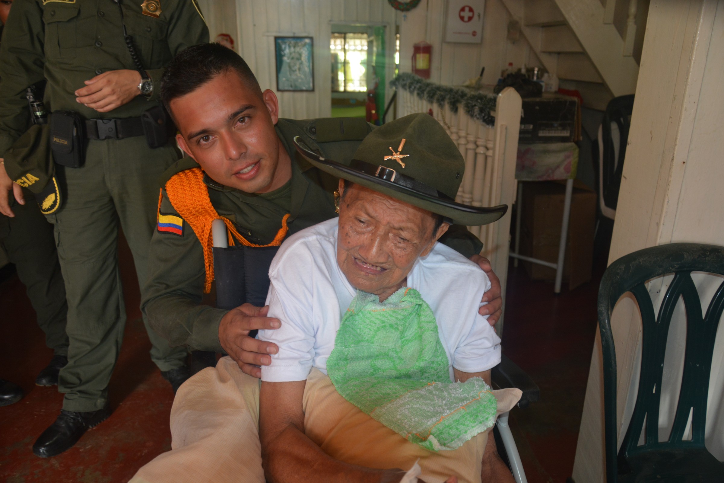 policia-mitu-vaupes-visita-abuelos-indigenas
