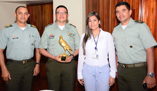 policia-nacional-colombia-premio-halcon-de-oro-proteccion-medio-ambiente-escuela-simon-bolivar