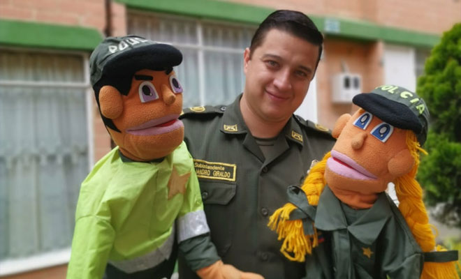 Conozca la historia de cómo este hombre lleva alegría y seguridad a través de títeres.  