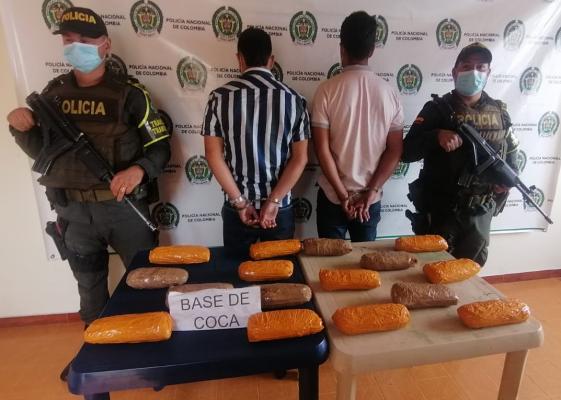 2 personas capturadas-policías custodiando-alucinógeno incautado